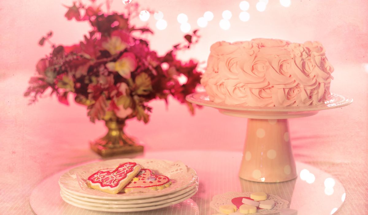 Un porte gâteau dans une décoration rose